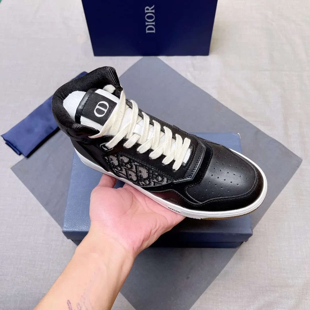 p440 "Dio*" mid-top B27 casual sneakers. This B27 high-top sneaker is a new product in the series and continues Di*r's classic style. Crafted from gray and white smooth calf leather with beige and black Oblique print panels on the sides. The "CD Icon" shaped shoelace eyelets are clever and delicate, and the two-color rubber sole, rear collar and heel are all equipped with the brand's iconic details to enhance the style. Oblique printed straps at the ankle allow for an adjustable fit to complement the overall design. Fashionable and versatile, it can complement any look. Create an exquisite design with unique dynamic vitality and modern atmosphere, presented in low-top and high-top styles. This new must-have shoe adds a new dimension to Dior's archive heritage, embodying modern elegance. Purchase the original version and make it 1:1. If you need top quality, please come to me! Male 38-44! No. 067
